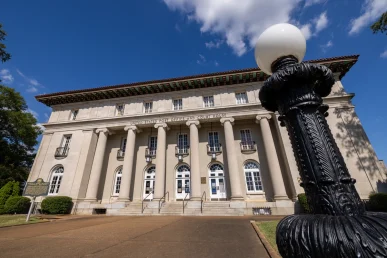 Front plaza and entrance to the Florence Alabama courthouse
