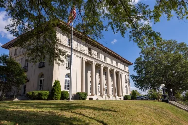 Walkway leading up to the Florence Alabama courthouse front doors